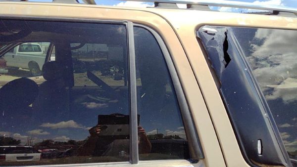 98-02 Lincoln Navigator Driver Left Rear Vent Window Back Door Glass With Frame — photo 3