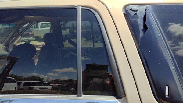 98-02 Lincoln Navigator Driver Left Rear Vent Window Back Door Glass With Frame — photo 5