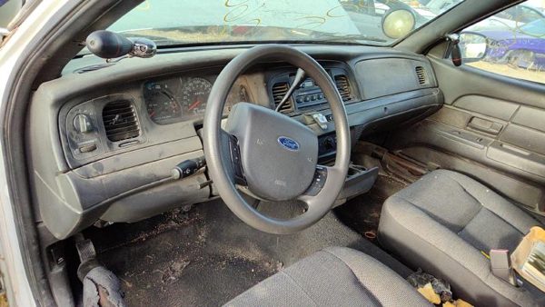 2005 Ford Crown Victoria — vehicle photo 3