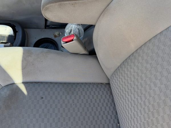 06-11 Hhr Driver Left Front Seat Belt Buckle Receiver Electric Bucket Gray 14B — photo 1