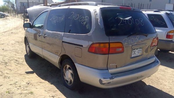 1999 Toyota Sienna — vehicle photo 7