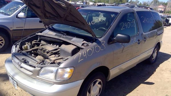 1999 Toyota Sienna — vehicle photo 3