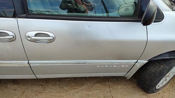 2000 Chrysler Town Front Door RH Silver — photo 3