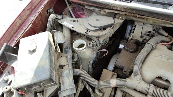 00-04 Chevy Venture Windshield Washer Fluid Reservoir With Pump Oem Wiper Tank — photo 1
