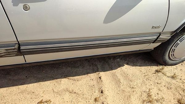 90-91 Olds 88 Passenger Right Front Moulding From Door Oem Trim Strip — photo 1