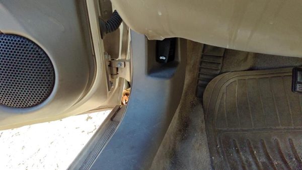 2004 Pontiac Grand Am Driver Left Lower Sill Step Moulding Trim Panel Dark Taupe — photo 3