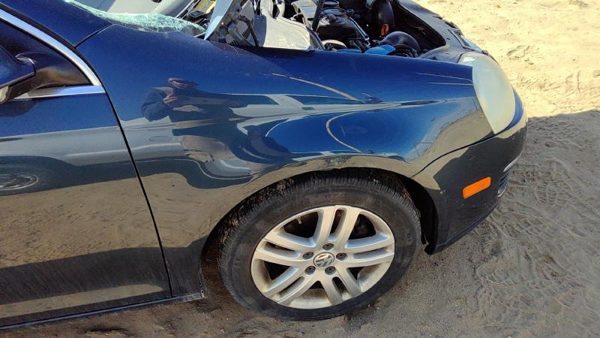 2006 Volkswagen Jetta Fender RH Vw Blue Rusted — photo 1