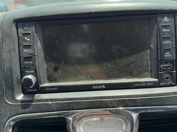 2012 Chrysler Town & Country Dash Display Screen Radio RBZ Satellite 68485776AA — photo 2