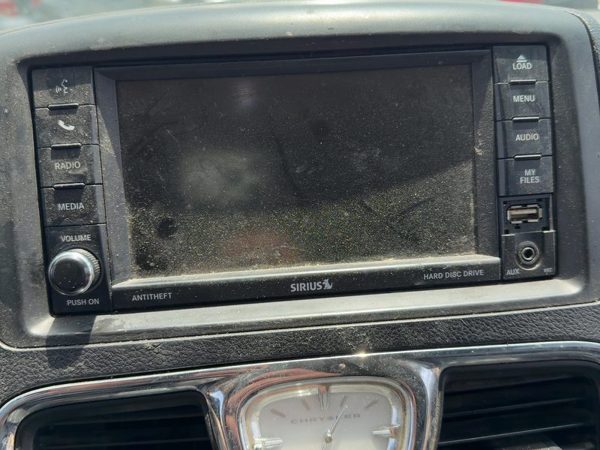 2012 Chrysler Town & Country Dash Display Screen Radio RBZ Satellite 68485776AA — photo 4