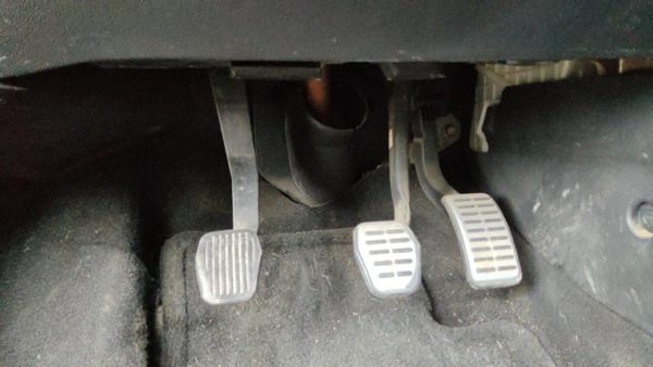2004-2009 Mazda 3 Complete Clutch And Brake Pedal Assembly Oem — photo 1