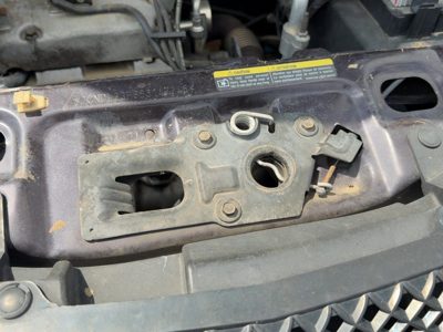 2005-2006 Chevy Equinox Hood Latch Assembly With Bracket Oem 19121064