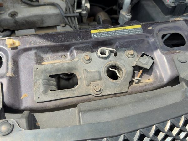 2005-2006 Chevy Equinox Hood Latch Assembly With Bracket Oem 19121064 — photo 1