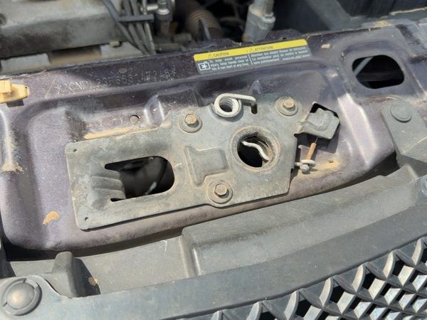 2005-2006 Chevy Equinox Hood Latch Assembly With Bracket Oem 19121064 — photo 4