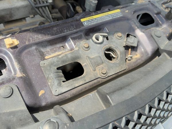 2005-2006 Chevy Equinox Hood Latch Assembly With Bracket Oem 19121064 — photo 3