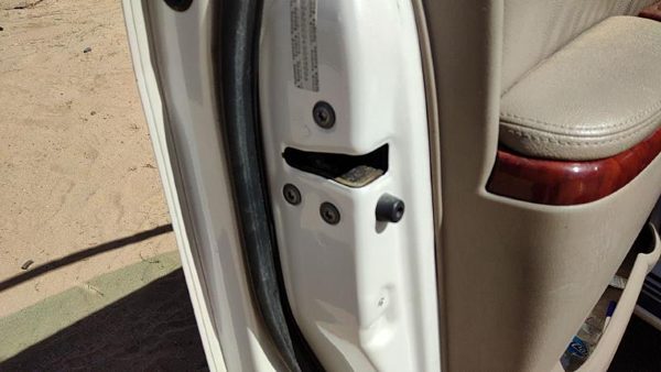 2004-2006 Toyota Sienna Driver Left Front Door Latch With Rods/Cables Oem — photo 1