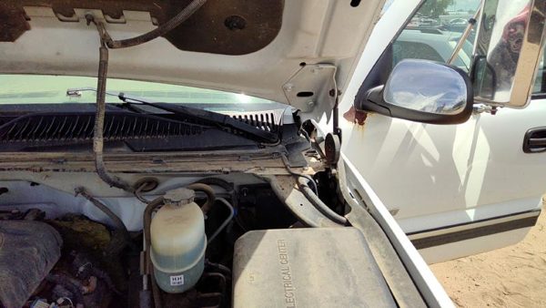 2002 Chevy Silverado 2500 Hood Hinge RH Hd White 50U — photo 3