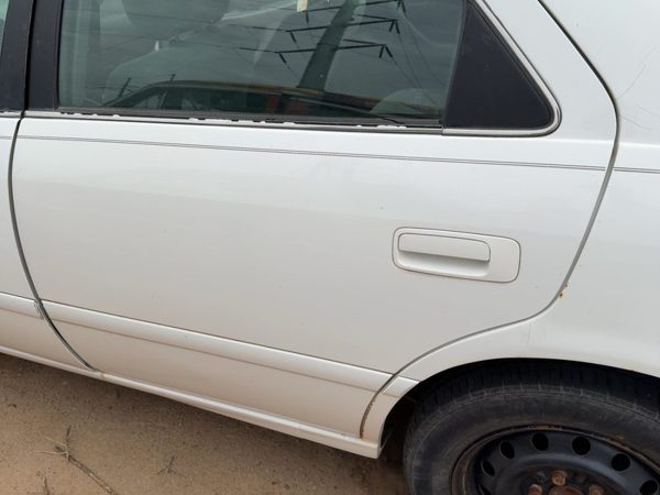 2000 Toyota Camry Rear Door LH White 040 — photo 1