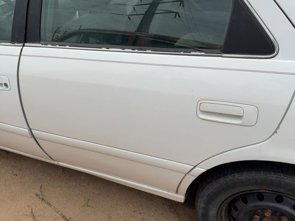 2000 Toyota Camry Rear Door LH White 040 — photo 2