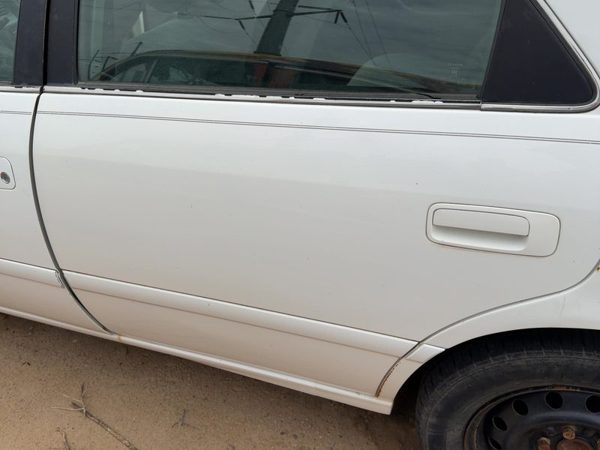2000 Toyota Camry Rear Door LH White 040 — photo 3