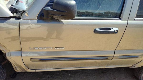 2004 Jeep Liberty Front Door LH Khaki Pjc — photo 2