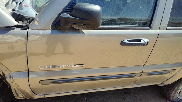 2004 Jeep Liberty Front Door LH Khaki Pjc — photo 3