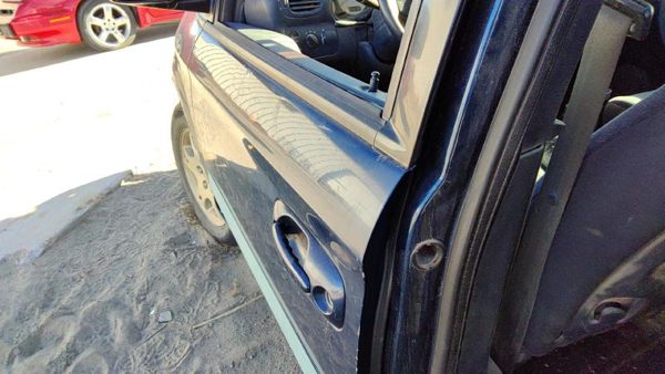 2001 Dodge Caravan Front Door LH Blue — photo 2