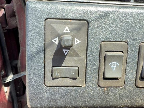 1985-1988 Nissan Maxima GXE Sedan Power Mirror Control Switch OEM 3.0L — photo 2