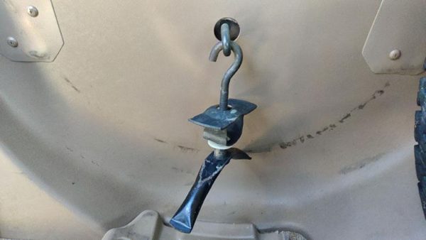 1992-1999 Chevy Suburban Spare Tire Mount Bracket Oem Clamp — photo 2
