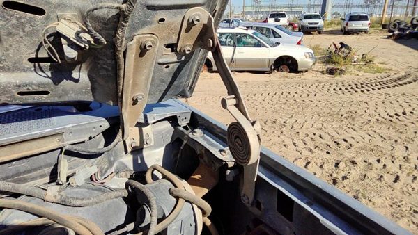 1989 Ford F150 Hood Hinge LH Silver — photo 1