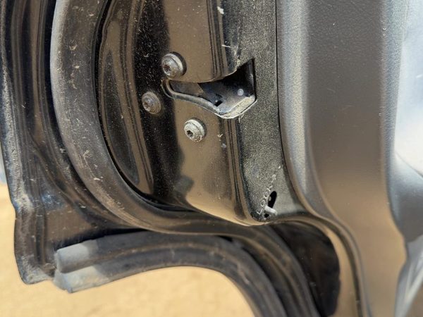 1998-2004 Isuzu Rodeo Driver Left Rear Door Latch With Rods/Cables Oem Back — photo 1