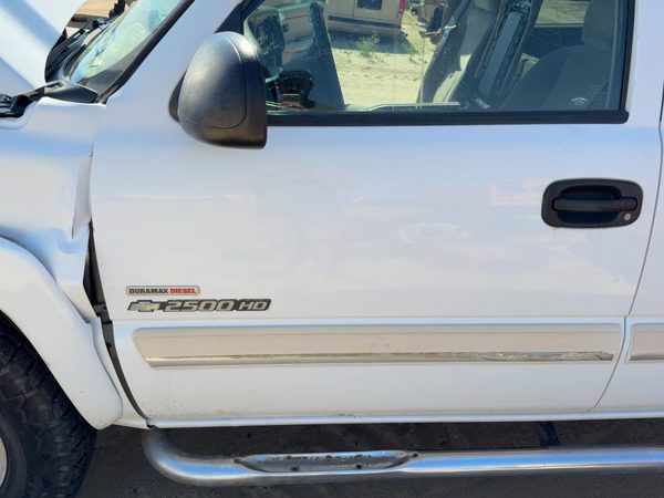 2005 Chevy Silverado 2500 Front Door LH White 50U — photo 1