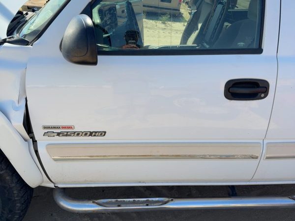 2005 Chevy Silverado 2500 Front Door LH White 50U — photo 2