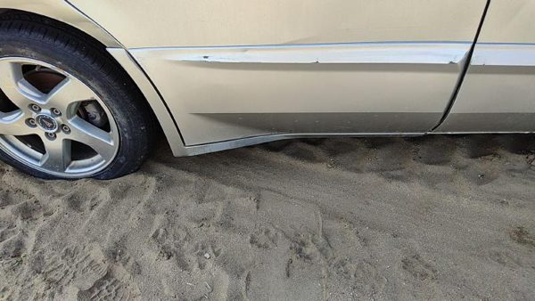 00-05 Bonneville Passenger Right Rear Lower Rocker Panel Moulding Side Skirt — photo 2