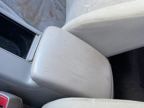 06 Legacy Outback Center Console Lid Only Oem Arm Rest Fold Down 2.5L Taupe Tau — photo 1