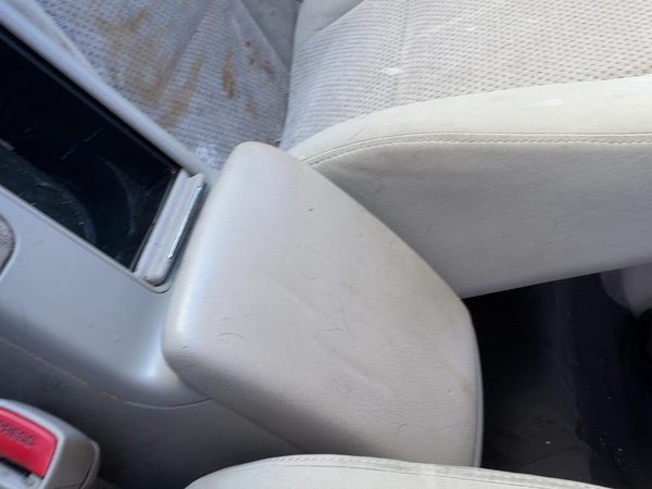 06 Legacy Outback Center Console Lid Only Oem Arm Rest Fold Down 2.5L Taupe Tau — photo 2