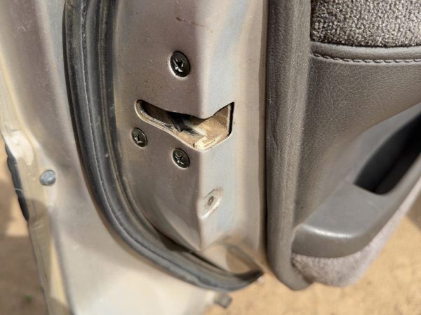 1990-1994 Subaru Legacy Driver Left Front Door Latch With Rods/Cables Oem — photo 3