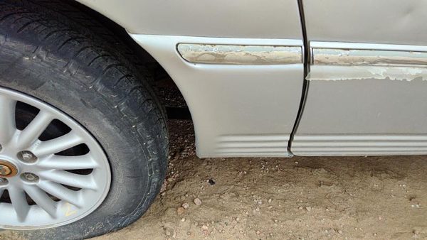 00 Chrysler Town & Country Passenger Right Rear Moulding On Quarter Panel Silver — photo 1