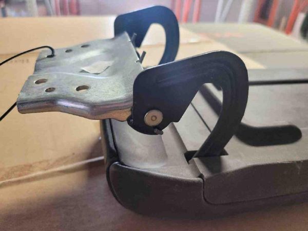 2010-2011 Chevy Equinox Center Console Lid Only Oem Arm Rest 20914448 — photo 4