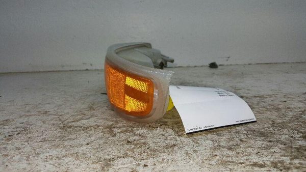 2002 Suburban 1500 Fog/mark/park/turn Light/lamp LH Driver Corner/park Light — photo 4