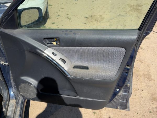 2005-2008 Toyota Matrix Xr Passenger Right Front Door Trim Panel With Switches — photo 3