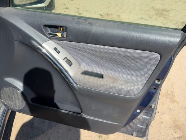 2005-2008 Toyota Matrix Xr Passenger Right Front Door Trim Panel With Switches — photo 2