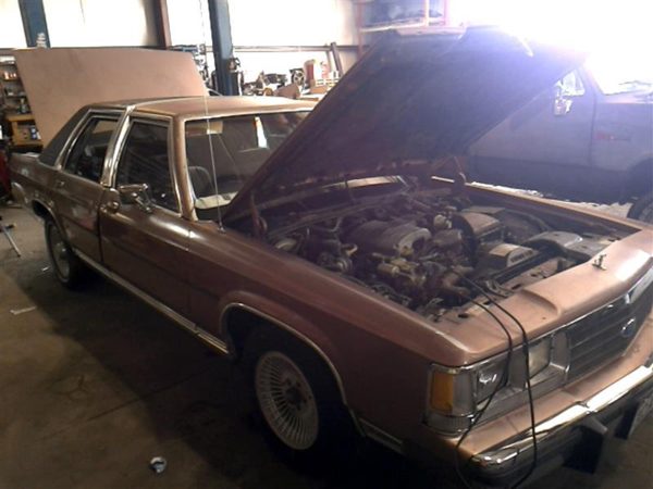 1991 Ford Crown Victoria — vehicle photo 3