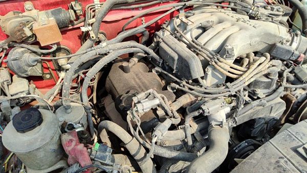 1995 Nissan Pathfinder Valve Cover 3.0L — photo 3