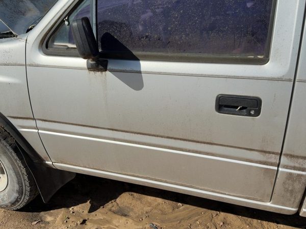 1991 Isuzu Pickup Front Door LH Silver — photo 1