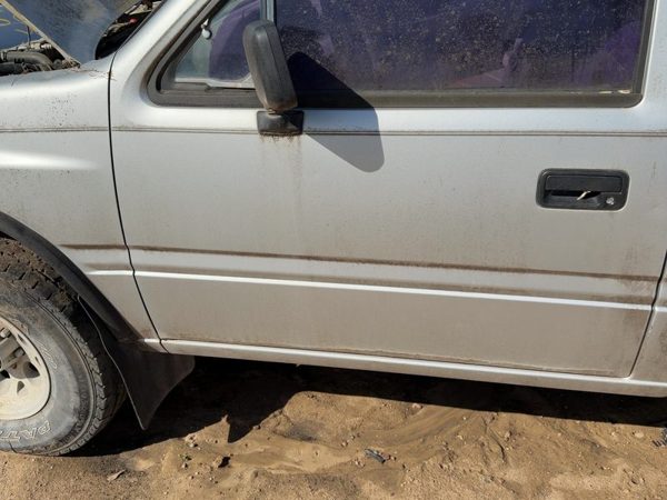 1991 Isuzu Pickup Front Door LH Silver — photo 2