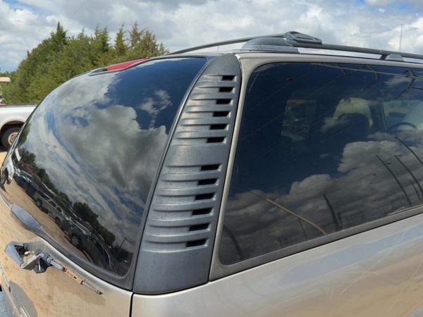 2000-2002 Chevy Suburban Passenger Right Rear Moulding On Quarter Panel Oem — photo 2