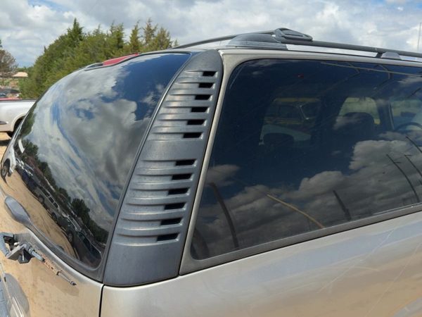 2000-2002 Chevy Suburban Passenger Right Rear Moulding On Quarter Panel Oem — photo 1