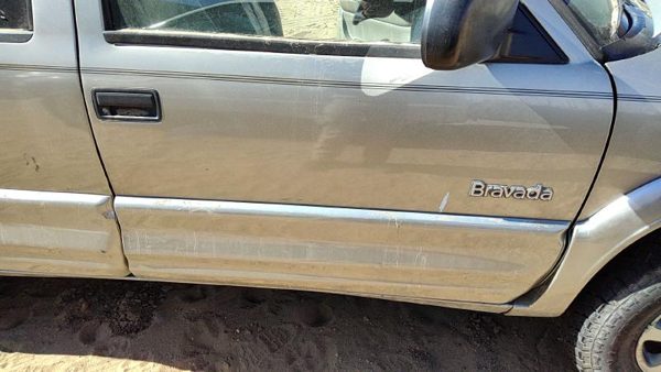 2000 Olds Bravada Front Door RH Pewter 11U — photo 1