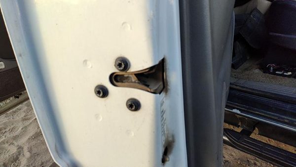 2000-2006 Chevy Suburban Driver Left Rear Door Latch With Rods/Cables Oem Back — photo 1