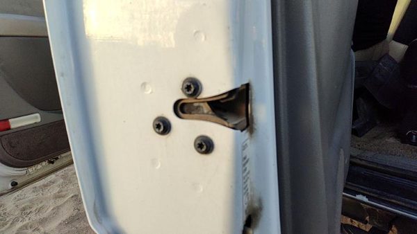 2000-2006 Chevy Suburban Driver Left Rear Door Latch With Rods/Cables Oem Back — photo 2